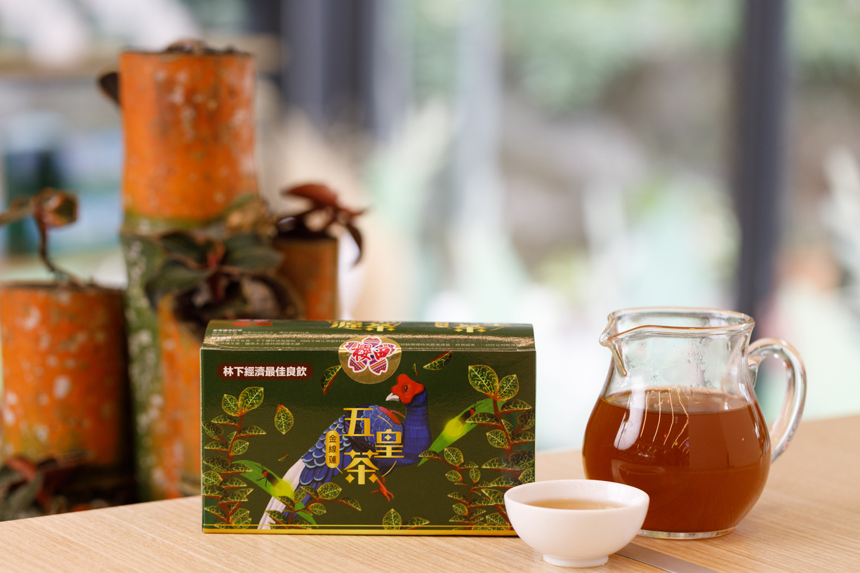 當地自產自銷的金線蓮茶尤其推薦,是必買商品之一。